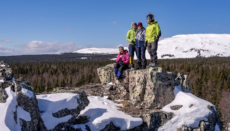 Гора Поперечная на заднем планеФото - С. Межин