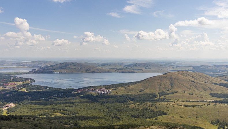 Вид на озеро Банное с горы Куропатка