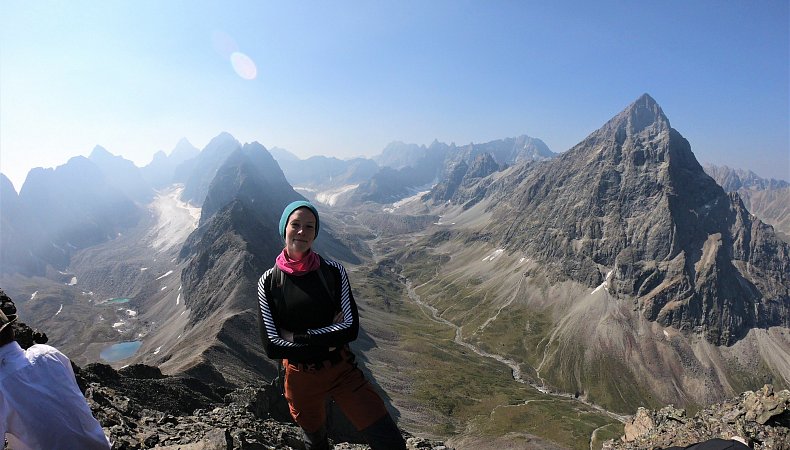 справа долина Ледниковой, над перевалом Медвежий