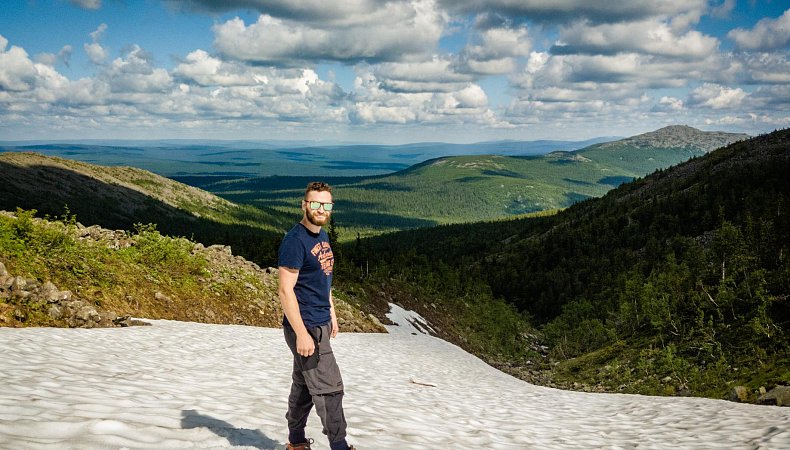 вдали Ощий камень, спуск с Иовского плато вдали Ощий камень, спуск с Иовского плато