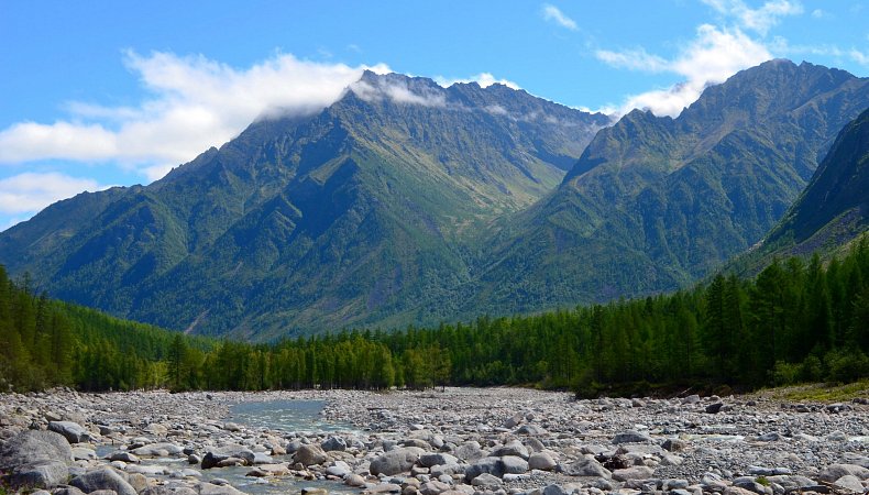 долина Верхнего Сакукана у слияния с Бироканом