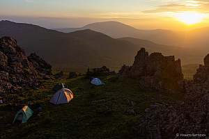 Гора Семичеловечья, закатные лучи солнца и лагерь, палатки, Косьвинский камень