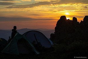 Гора Семичеловечья, закатные лучи солнца и палатки