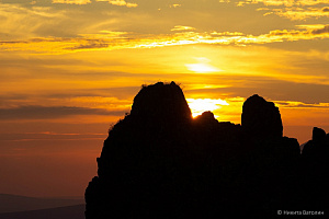 Гора Семичеловечья, солнце светит сквозь скалы