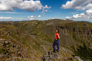 На краю обрыва в глубокую долину
